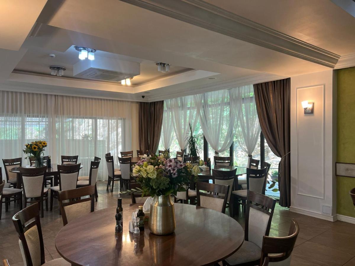 Hotel Holiday Maria Băile Herculane Eksteriør billede