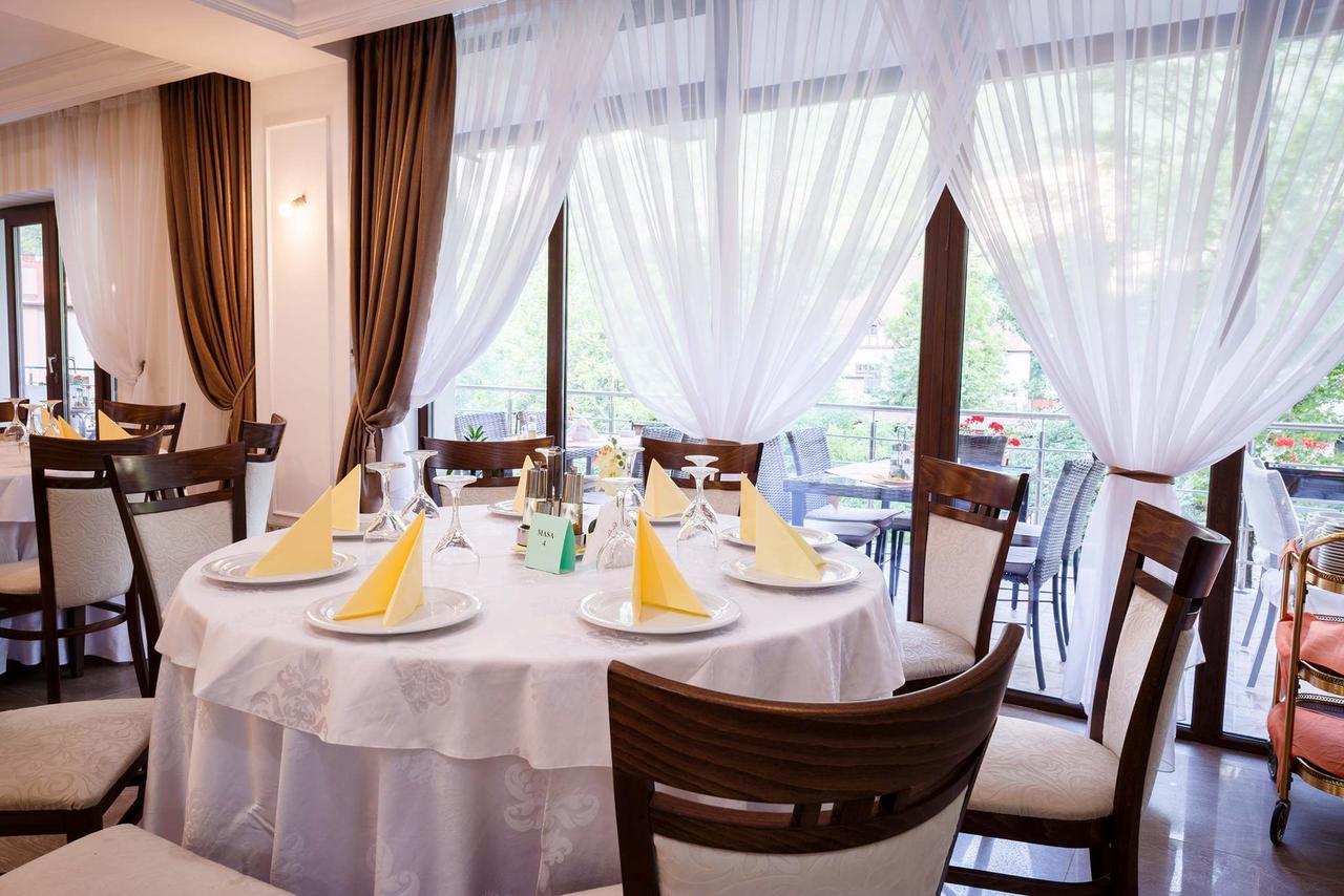 Hotel Holiday Maria Băile Herculane Eksteriør billede